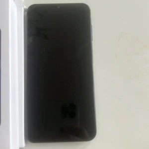 Samsung Galaxy A15 5G - Säljer en Samsung Galaxy A15 5G i blue black. Telefonen har en stilren design med tre kameror på baksidan och en stor skärm. Perfekt för dig som vill ha en snabb och modern smartphone med 5G-stöd. Helt i nyskick endast framtagen ur förpackning!