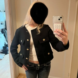 Jacka - Fin jacka med guldknappar. Obs inte riktiga fickor (beställde från Zara och trodde själv de va riktiga) kontakta för mer frågor! 💘original pris är 599 från Zaras hemsida. Jackan är i bra kvalité som ny, därför mitt pris men det går att diskuteras.