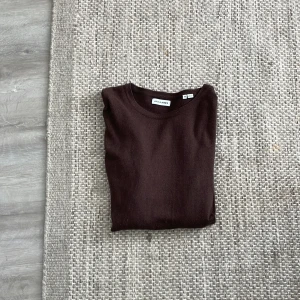 Brun tröja från Jack n Jones  - Säljer en stilren brun tröja från jack n Jones. Tröjan har en klassisk rund hals och långa ärmar. Perfekt för en avslappnad och snygg look. Passar bra till både jeans och kjol. 🌟