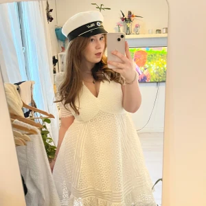Jättefin studentklänning💖 - En jättefin studentklänning från Malina🌸den passade inte mig som jag ville så jag säljer den vidare! Pris kan diskuteras🩷 Bysten är ca 109cm Längden på klänningen är ca 90-95cm