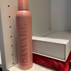 Shower Mousse från Ida Warg - Vitalizing Shower Mousse från Ida Warg i en stilren rosa flaska. Denna duschmousse är 100% vegansk och perfekt för trött och glåmig hud. Flaskan innehåller 200 ml och ger en lyxig duschupplevelse med en uppfriskande känsla. Aldrig använd 💞