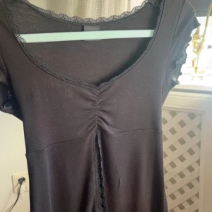 Svart topp från Gina Tricot - En jättesöt svart top ifrån Gina Tricot som inte fick tillräcklig användning och därav säljer jag den💕