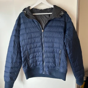 Blå  jacka från Woolrich - Säljer en snygg blå  jacka från Woolrich. Perfekt nu för våren men också kyligare väder 