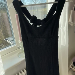 Svart gullig klänning - Superfin klänning i stl Xs/S💕den har öppen rygg med knytning😊