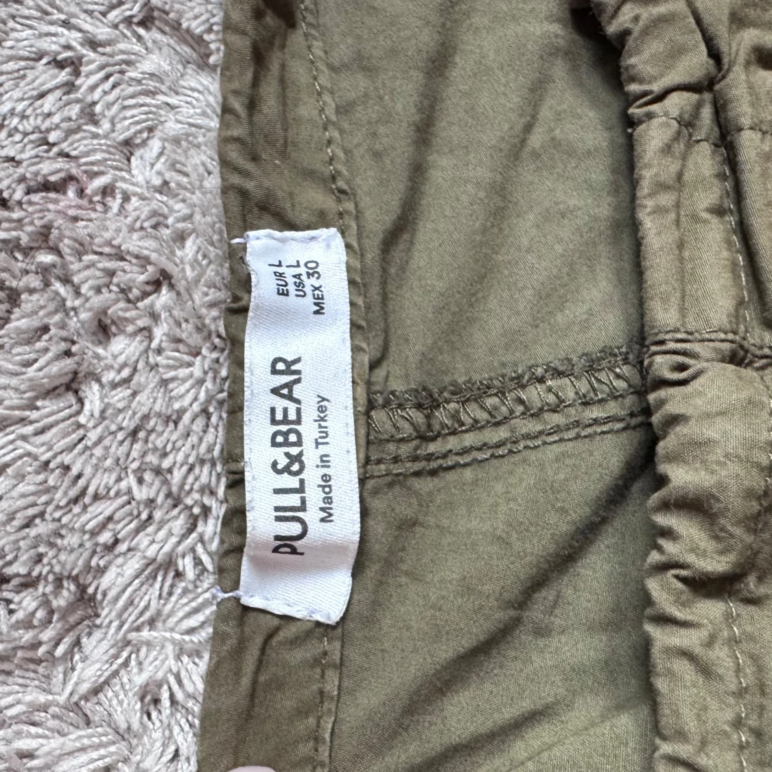 Olivgröna parachute byxor från Pull&Bear - 2