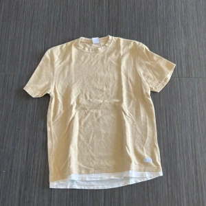 Beige t-shirt från Zara - Säljer en stilren beige t-shirt från Zara. Den har en klassisk rund hals och korta ärmar, perfekt för en avslappnad look. T-shirten är tillverkad i ett mjukt material som känns skönt mot huden. Pris kan diskuteras. 
