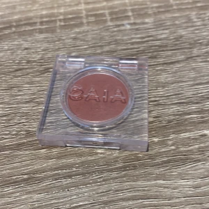 Matte ögonskugga 'Date Night' från CAIA - Säljer en matt ögonskugga i färgen 'Date Night' från CAIA. Den kommer i en praktisk genomskinlig förpackning och är tillverkad i Italien. Perfekt för att skapa en elegant look.