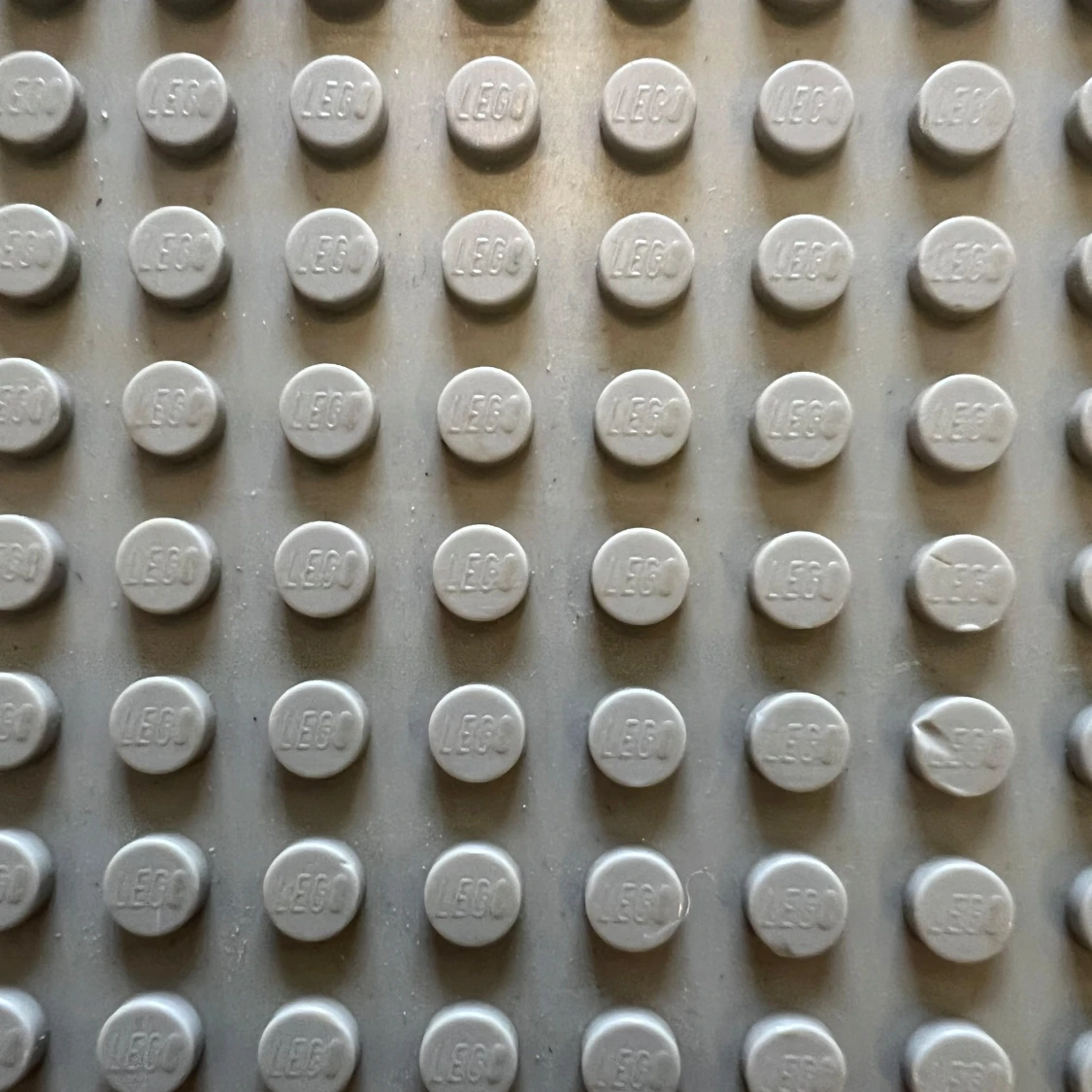 Grå LEGO byggplatta - 1