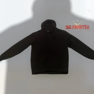 Svart Hoodie från Milfhunter - Säljer min gamla Milfhunter hoodie eftersom jag har växt ur den, och vill inte ha den längre. Tror tröjorna inte går och köpa länge om jag inte minns fel. Men lägg gärna ett prisförslag om inte du vill köpa tröjan för fullpris