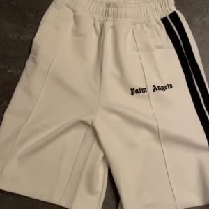 Palm angels shorts vita - Snygga vita shorts från Palm angels. Knappt använda på grund av fel storlek.