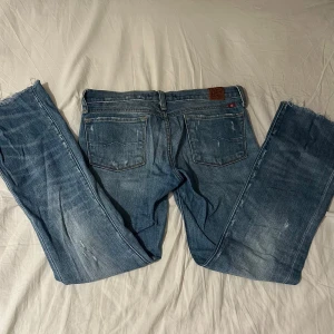 Blå jeans från Lucky Brand - Snygga blå jeans från Lucky Brand🔥När man drar ner dragkedjan står det ”Lucky You”😩Skulle säga runt storlek XXS/XS. Innerbenslängden är ca 76 cm och midjemåttet ca 40 cm mätt rakt över