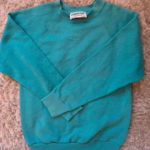 Turkos tröja från Momentum Premium - Säljer en snygg turkos tröja från Momentum Premium. Tröjan har långa ärmar och en klassisk rund halsringning. Perfekt för en avslappnad stil. Lite nopprig! (Står ingen storlek men skulle säga att det är en S) 