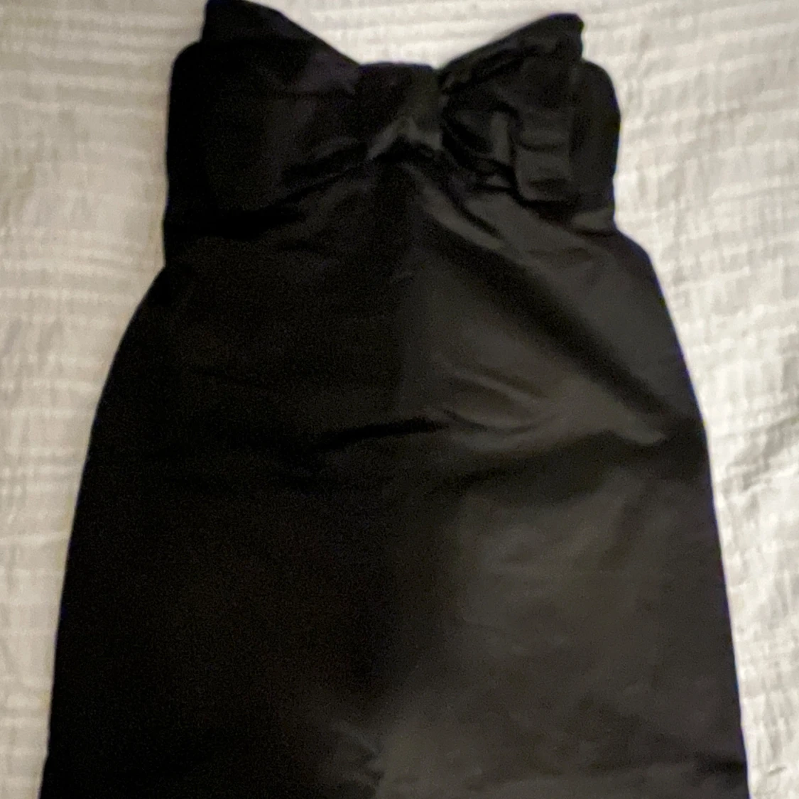 Svart axelbandslös klänning
