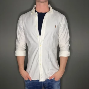 Ralph lauren skjorta - Hej säljer nu min fina Ralph Lauren skjorta i storlek M. Den är i nyskick och kommer vara otroligt snygg nu i vår och framåt sommaren. Nypris cirka 1600kr! Vi kommer att sälja liknande produkter nu i vår och närmare sommar så glöm inte följa profilen!🌊🍾