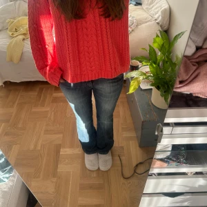 Bootcut wrangler jeans - Säljer dessa helt magiska jeansen🥹🥹 så sjukt snygga med så cool design men då dem är lite för små på mig säljer jag de😭😭🩷 midjemåttet är 41 och innerbenslängd 80!🩷🩷 