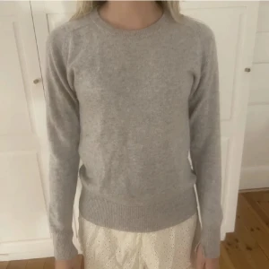 Soft goat - Säljer denna super fina sköna tröjan från soft goat då jag har flera! Super skön 100% cashmir! Stolek xs men passar även S skulle jag säga! Nypris ca 2500