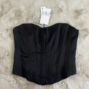 Korsett - Svart korsett från Zara, aldrig använd och har prislappen kvar. Storlek M men passar även S.