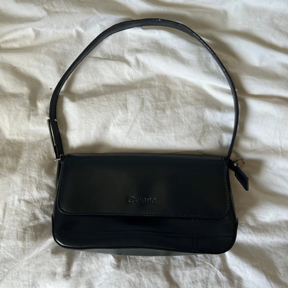 Svart axelväska