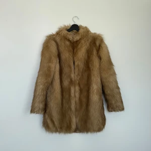 pälsjacka - Säljer en snygg beige pälsjacka från ASOS i storlek 38. Jackan har en fluffig och mjuk textur med långa ärmar och en stilren design. Skickas med post eller mötes i Linköping 💛🤗💞pris går att diskutera! 💸