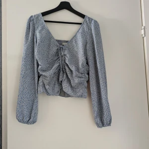 Blommig blå blus - En urfin blommig somrig blus som verkligen skriker sommar och vår. Storlek S men passar även M enligt mig. Säljer endast för att färgen inte passade mig. Skitfin passform.