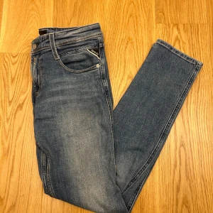 Blå replay jeans  - Säljer ett par blå replay jeans i storlek w29, modell anbass. Endast testad och i väldigt bra skick! Hör av dig vid mer funderingar!