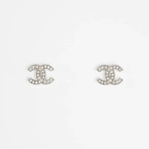 Channel örhängen - Vackra Channel Örhängen, aldrig använda köpt från ett litet företag men en sten saknas som man kan se på bilden, syns inte alls på långt håll men därav priset 💎🫶🏽