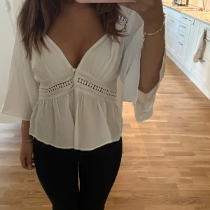 Vit blus 💕 - Säljer en vit blius från Zara i storlek S🩷(en knapp hänger lite konstigt så det är en defekt men går såklart att fixa)