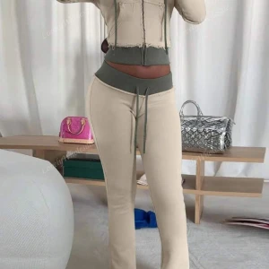 Beige hoodie med byxor - Snygg beige hoodie med grå ribbade detaljer samt byxor. Köpt för 400