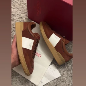 Valentino skor - Exklusiva Valentino Upvillage i En Strålande Mörkröd Nyans🪭 Skick: 10/10🧮 Inkluderat: Box, Dustbag, Skor kvitto!♦️ Pris: 3799🎗️ Storlek: 44♣️ Snabbaffär = priset sänks-SERIÖSA BUD🔓