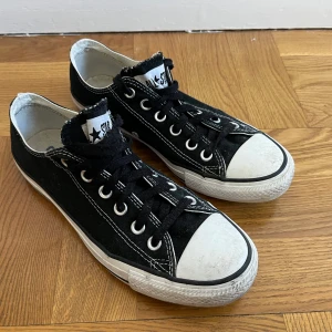 Svarta låga Converse - Klassiska svarta converse, storlek 39.