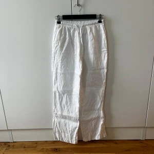 Vita linnebyxor - Vita linnebyxor med fickor. Ej använda. Storlek XS.