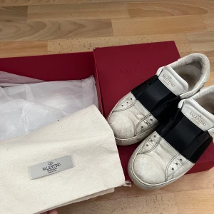 Valentino skor  - Säljer mina valentino skor då de inte längre kommer till användning, det är i väldigt använt skick därav priset. Självklart äkta. 