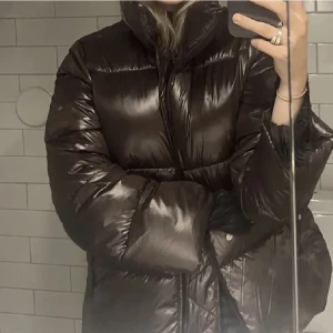 Dunjacka  - Säljer min superfina bruna dunjacka från mango köpt förra vintern men väldigt sparsamt använd och inga defekter💘 ( lånade bilder)  köpt för 600 kr här på Plick!