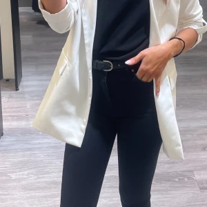 Svarta peachy skinny jeans BikBok - Storlek S, längd 31. (Jag är 173cm) Snygga svarta skinny jeans med hög midja och klassisk femficksdesign. Med peachy fickor för snygg siluett bak. Har tvättats några gånger så är lite mindre svart än nya. Annars fint skick!