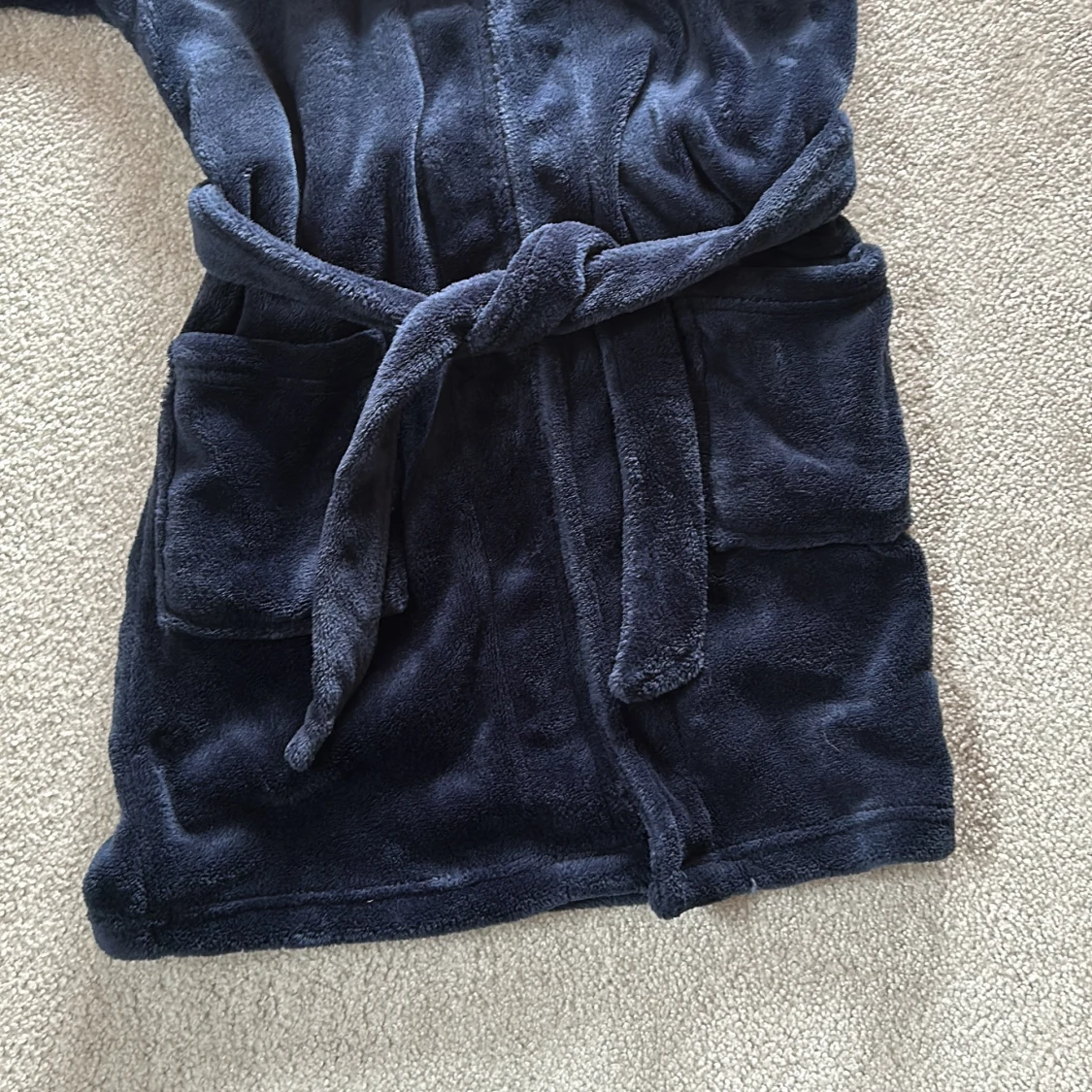 Mörkblå morgonrock med huva från Claudio - 2