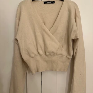 Omlott topp BikBok - Så snygg omlott topp, passar xs-s 💓💓💝💝