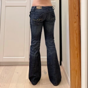 Lågmidjade bootcut jeans🤩 - Nya men tappat lappen❤️ Färgen är som på sista bilderna!! Midja 34x2 cm, gren 18 cm o innerben 80 cm💕jae xs-s o de är alldeles försmå. Märkta W26/L32 men sitter absolut mer som en W23