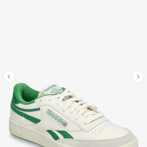 Vita och gröna sneakers från Reebok - Säljer dessa snygga populära sneakers från Reebok. Använda ett fåtal gånger, lite smutsiga men går nog att tvätta bort. Stora i storleken så passar 37! Nypris är 1400kr 💚