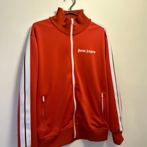 Palm angels truck jacket red/white  - Säljer nu min Palm angels track jacket i storlek xl  men passar large, sparsamt använd så i väldigt bra skick, original påse medföljer. 1900kr eller bud!