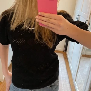 Svart spetsblus med lite puffärm - Använd några gånger, inga skador alls. Blusen har ett diskret mönster och en rund halsringning.