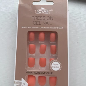 Press On Gel Nails från Joyme - Press On Gel Nails från Joyme ger dig snygga salongsnaglar på nolltid. De är superflexibla och lätta att applicera med den medföljande mini filen. Perfekt för en snabb och enkel manikyr hemma. Helt ny