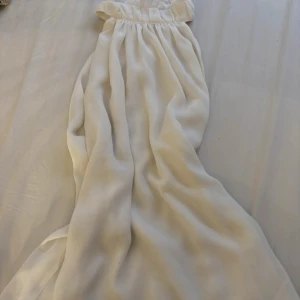 Blus  - Jätte fin blus som inte kommit till användning bara testad! Den är beige vit 