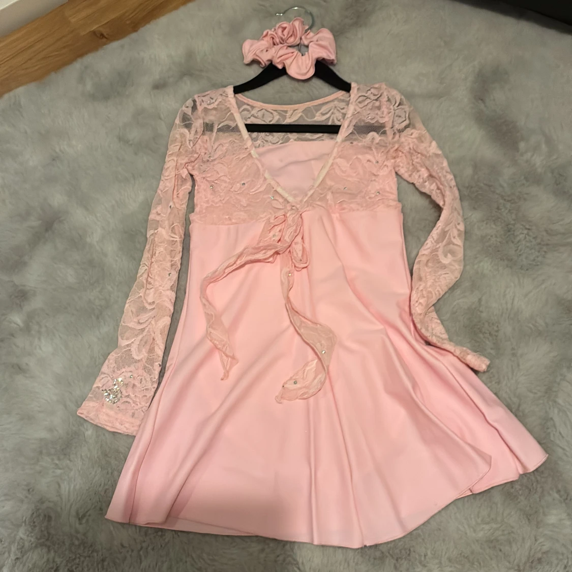 Rosa konståkningsklänning med spetsdetaljer - 2