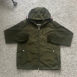 Moncler vindjacka  - Säljer en moncler vind jacka i storlek M, den är nästan helt ny använd 2 gånger. Nfc Scan och qr kod funkar och en moncler påse plus tags följs med. Det är bara höra av er för mista frågor eller funderingar kan samt skicka mer bilder. Jag kan absolut gå ner i pris vid snabb affär 