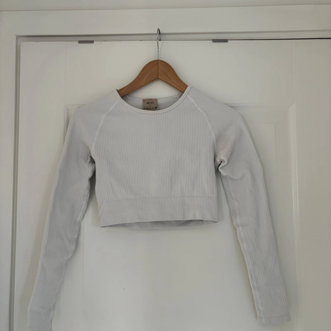 Vit ribbad croppad tröja - 1