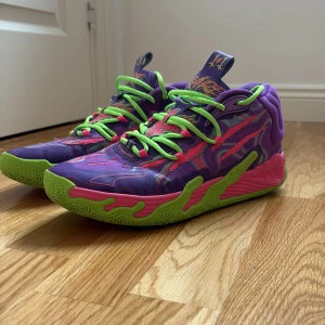 Puma MB.03 Toxic  - Hej jag säljer nu mina MB 0.3 toxic för att dom inte längre passar. Dom har varit användbara i ca 2 månader.