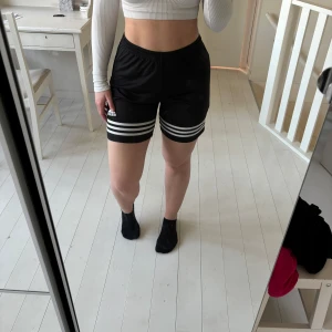 Svarta shorts från Adidas - Fotbollsshorts, knappt använd