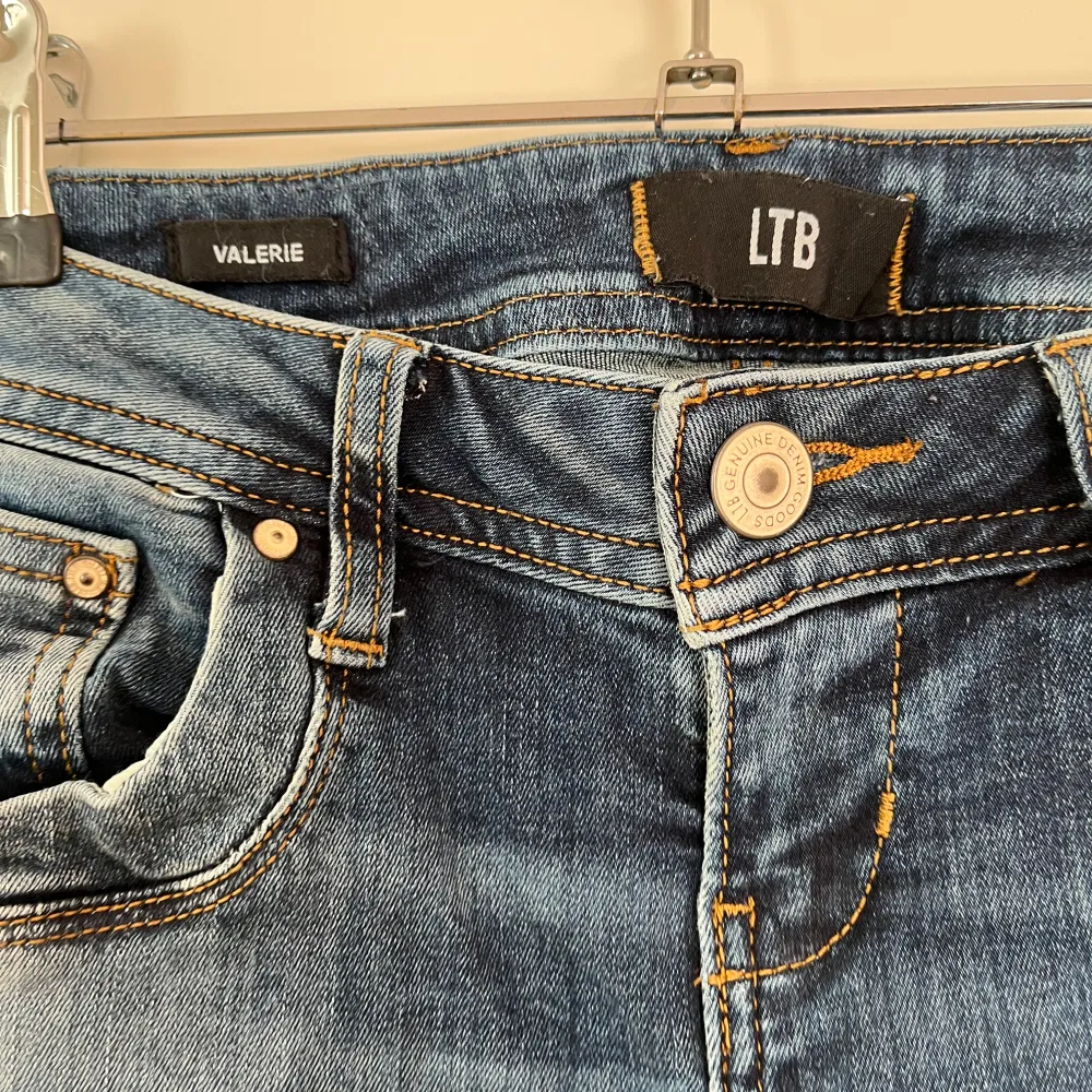 Snygga blå jeans från LTB med klassisk femficksdesign och knappgylf. Jeansen har en lätt tvättad look och är perfekta för en avslappnad stil. De har en normal passform och är tillverkade i ett bekvämt denimtyg. Storlek:W26/L30.. Farkut & Housut.
