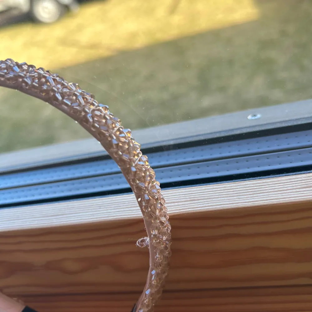 Snyggt diadem i guld/brons med glittrande detaljer. Perfekt för att ge en extra touch till din outfit. Diademet har en bekväm passform och är lätt att bära hela dagen.. Asusteet.