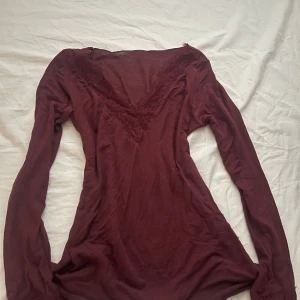 Vinröd långärmad topp med spetsdetaljer - Super fina intimis tröja i fint skick ändå problemet är att den har ett litet hål på baksidan som knappast syns när man har på sig den 